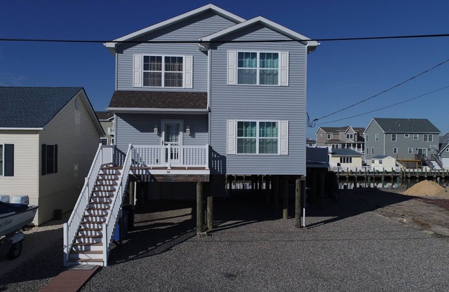 Waterfront 5 BR 2 1/2 Bath 2100 SF Haus in der Nähe von LBI Beaches-Floating Dock