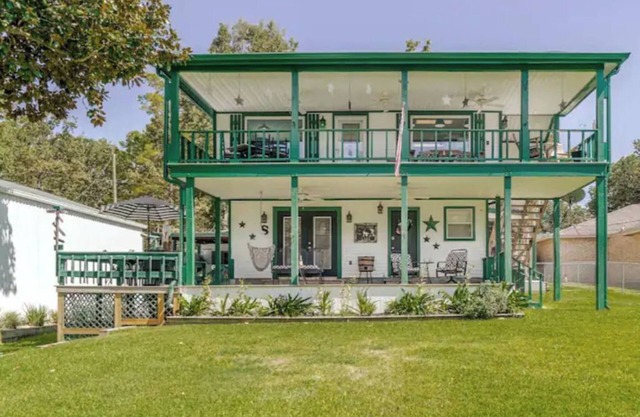 Waterfront 5BR + Hot Tub + Fire Pit with Awesome Building for Entertaining!