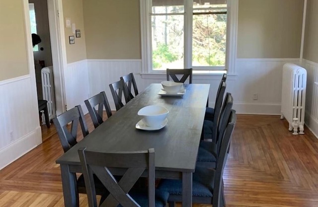 Waterfront 6 bedroom (8 beds) , 51/2 bath house in Summerside, Pei.