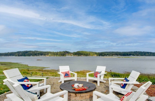 Waterfront Allyn Home with Fire Pit + 2 Kayaks!