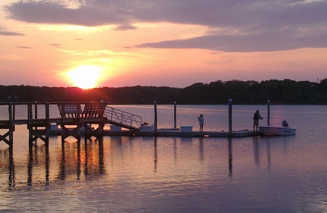 Waterfront, atemberaubende Sonnenuntergänge, Dock, Angeln und Klein Strand, 2 Schlafzimmer für 4 Personen