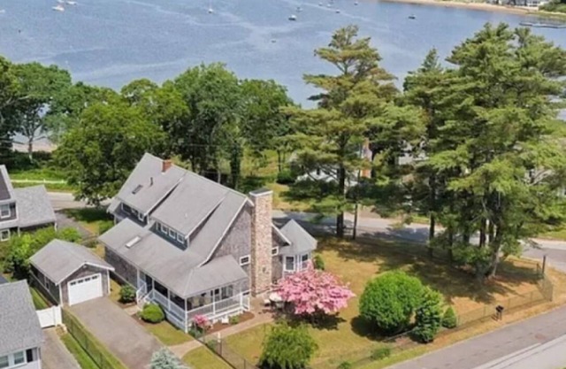 Waterfront Amazing views - private access to Parkwood beach