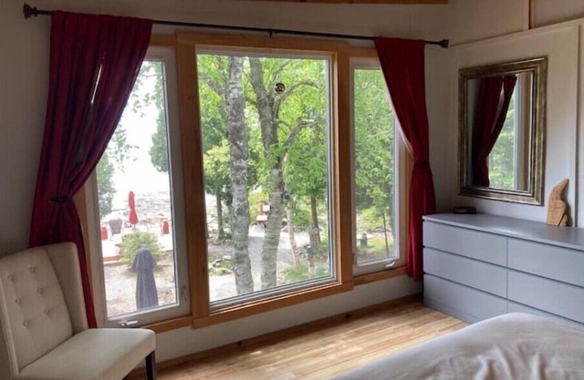 Waterfront and woods, 3 bedroom, clean and bright. Short drive to Tobermory