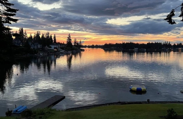Waterfront - Apartment on Beautiful Lake Tapps! What a view!