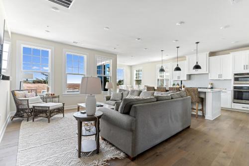 Waterfront Bayside 5BR Home Deck, Balcony, Resort Amenities & Bay Views