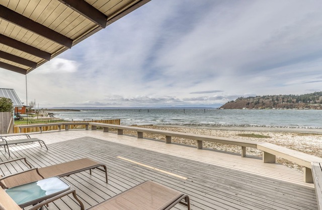 Strandhaus am Wasser mit möblierter Terrasse und atemberaubendem Blick auf die Bucht!