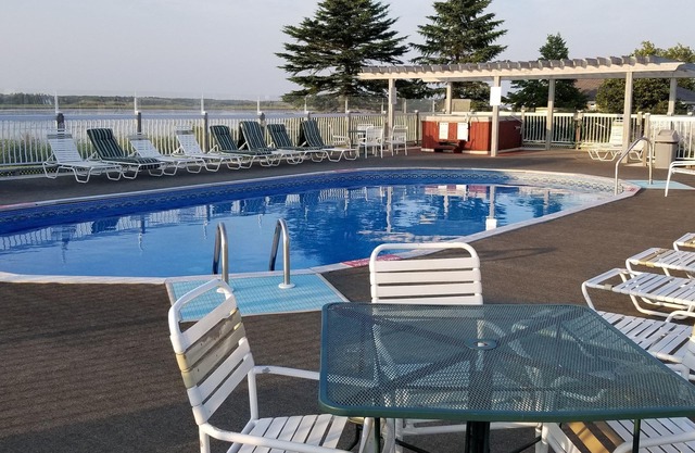Waterfront & Beach Retreat with beach-community Pool and Hot Tub