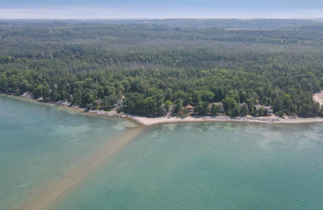 Waterfront | Beachfront | Private on Lake Michigan | 15 mins to Charlevoix