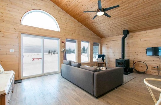*WATERFRONT*BEAUTIFUL MODERN TOBERMORY COTTAGE
