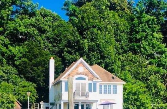 Beautiful Waterfront Sunset Beach House Oasis Walk to Village Beaches 1hr NYC