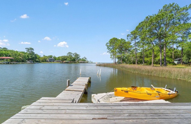 WATERFRONT Bring your Boat and tie up outback to the pier with community Pool