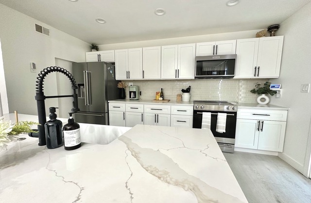 Waterfront Bungalow - Beautiful Views - Beaches - Sponge Docks - Pet Friendly