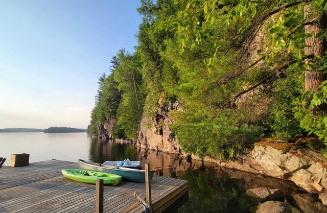 Waterfront New and Modern 3 bedroom cottage with WiFi and AC