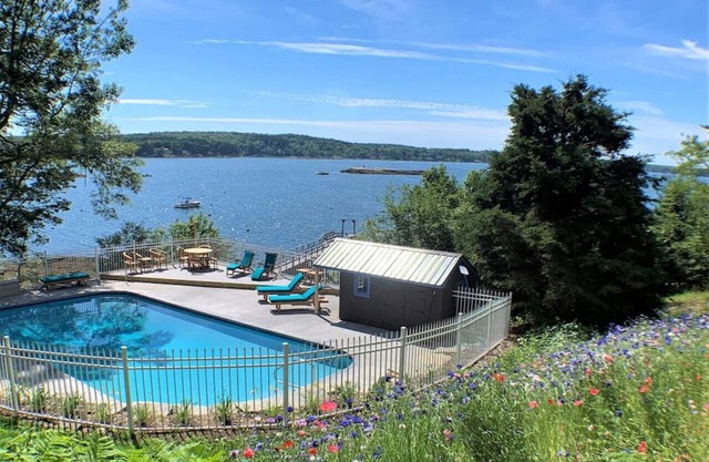 Kabine am Wasser mit In-Ground-Pool, Dock und Tennis