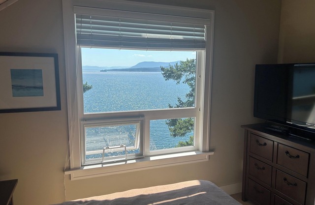 Waterfront Cabin at Currents, Otterbay, North Pender Island
