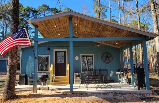 WATERFRONT Cabin on a Secluded Cove -- Fish directly from property!