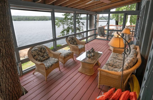 Waterfront Cabin on Thompson Lake - Enveloped by Serene Pines