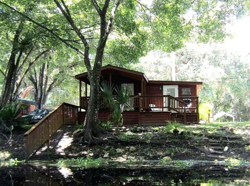 Waterfront Cabin Perfect for Families in Inverness, Florida