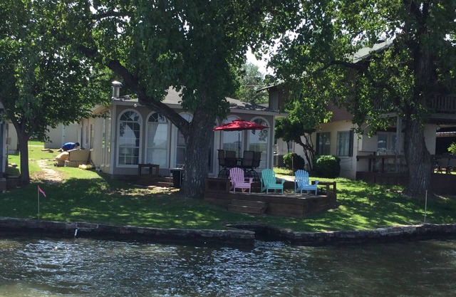 Waterfront Cabin mit Boat Dock Schritte vom Deck entfernt