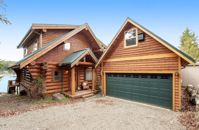 Waterfront cabin with bikes, expansive deck, grill, firepit, W/D, & theater room