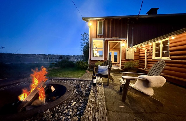 Waterfront cabin with hot tub, fire place
