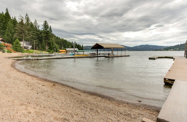 Kabine am Wasser mit großer Terrasse, Angeldock und Privatstrand