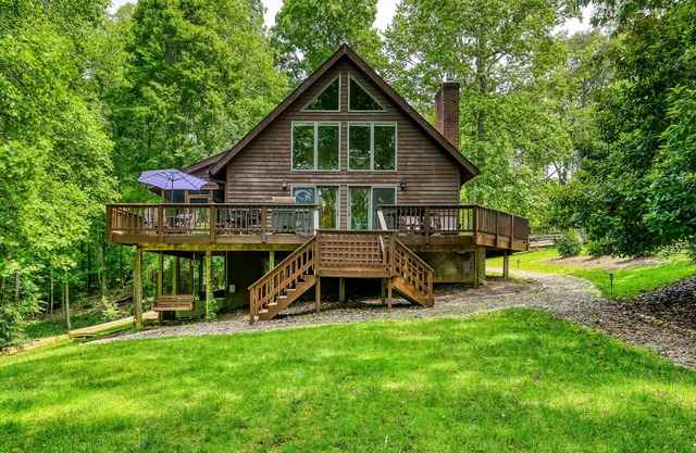 Waterfront cabin with private dock, hot tub, sundeck, outdoor areas, & W/D
