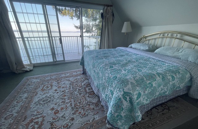 Waterfront Castle on the beach with hot tub on 1.58 Acres at downtown Chemainus