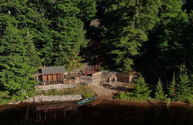 Waterfront Cedar Cabin Komplett mit Sauna