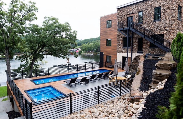 Waterfront, Center of Osage Beach/ pool - 2 bedroom 2 bath Sleeps 6