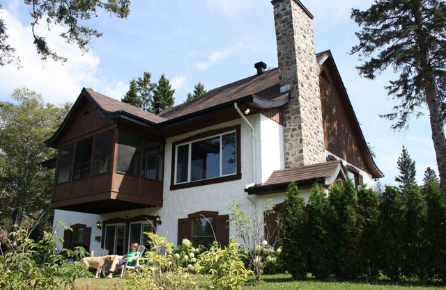 Chalet am See - Eine Unterkunft am Wasser im Village Suisse Resort im Herzen von Val-David