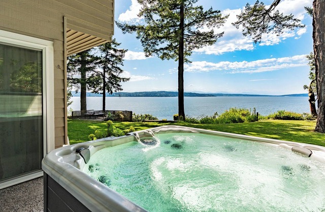 Waterfront Chalet, Hot Tub Whale Watching