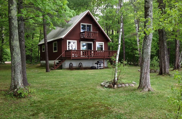 Chalet am Wasser mit Privatstrand in den White Mountains von New Hampshire.