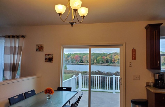 Waterfront Charming 3 BRS Lakehouse with gorgeous views and WiFi in Wurtsboro!