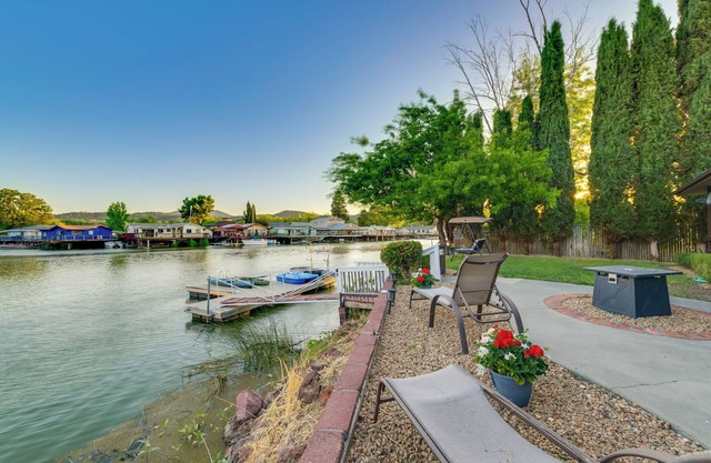 Waterfront Clearlake Retreat - Shared Sauna & Dock