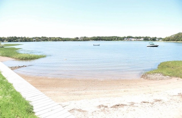 Waterfront comfy 2BD cottage w/ direct access to private beach & amazing Bayview