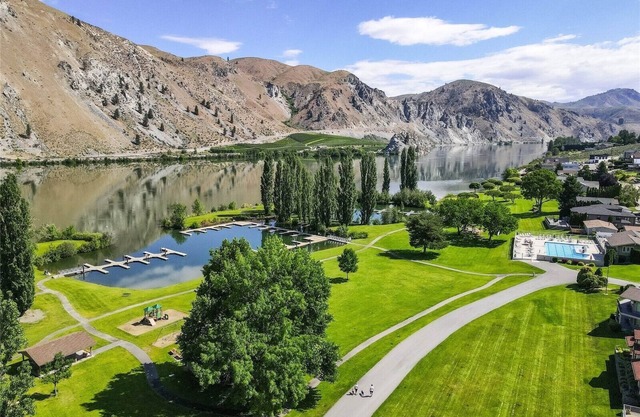 Waterfront Community. Family-Friendly w/Boat Launch, Pool, Pickleball and Beach