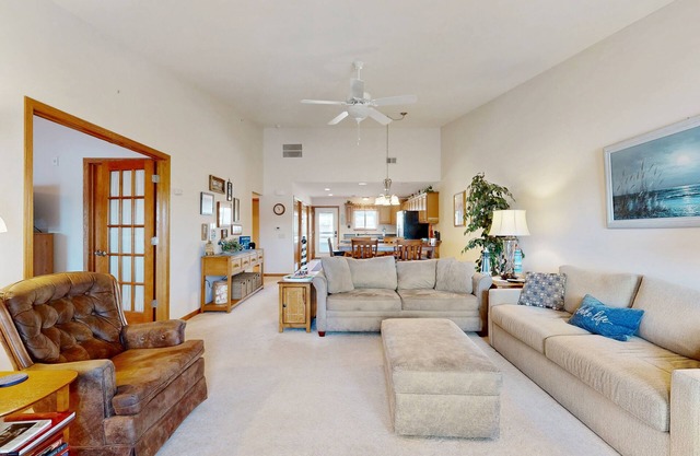 Waterfront condo with shared pools, hot tubs, beach, lake access, WiFi & A/C