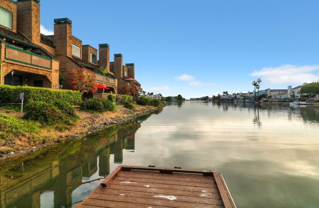 Waterfront Condo, Expansive Views from Most Rooms, Central Bay Area Location