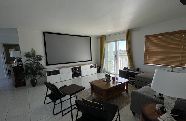 Waterfront Condo near Port Lucaya Market, Lucayan Beach, Taino Beach & Resort.