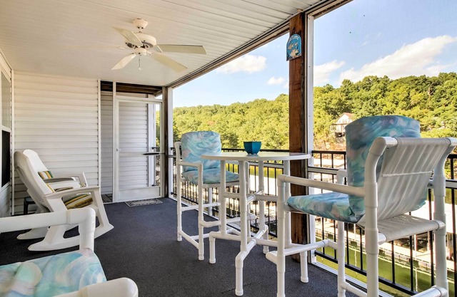 NEU! Lake Ozark Waterfront Condo mit Bootsrutsch!