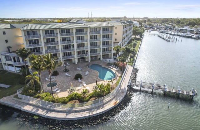 Minutes from Madeira Beaches 🏖 Waterfront Condo Resort!