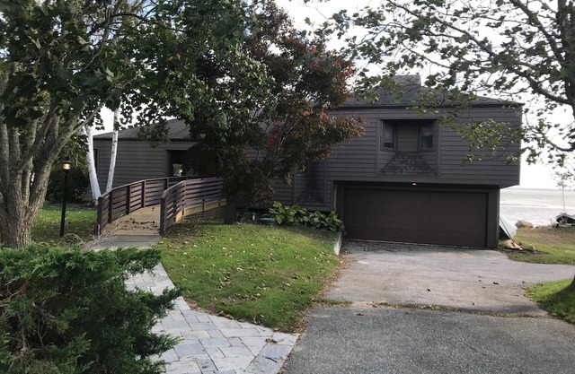 Waterfront Contemporary w / Dock mit Blick auf Long Island Sound