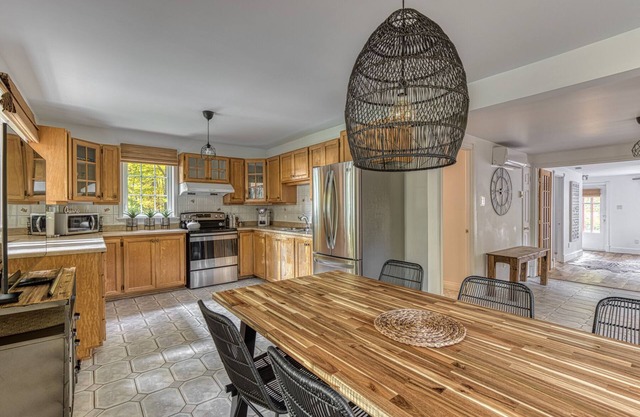 Waterfront cottage with beach close to Quebec City!