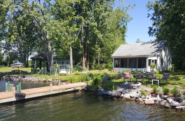 Häuschen am Wasser, zwei Docks, gute Angelmöglichkeiten, offen zum Oneida-See, großer Garten