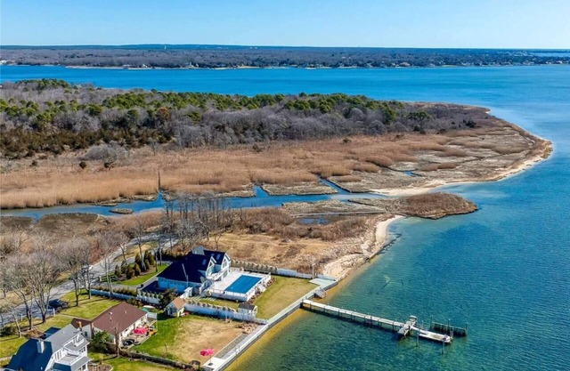 Waterfront Cottage across from Cupsogue Beach