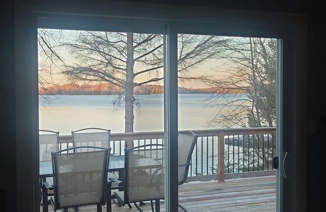 Waterfront Cottage | 3 bedroom | 1 bath | sleeps 6 people with Gourmet Kitchen