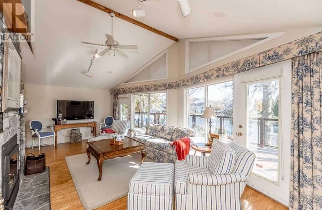 Waterfront Cottage 4 BD by GLOBALSTAY