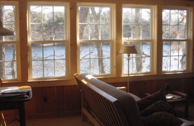 Waterfront Cottage - Adorable & Private
