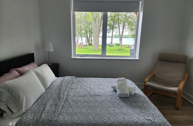 Waterfront Cottage, Adults' Retreat, Private. To Do: Fish Hike Kayak Canoe WiFi